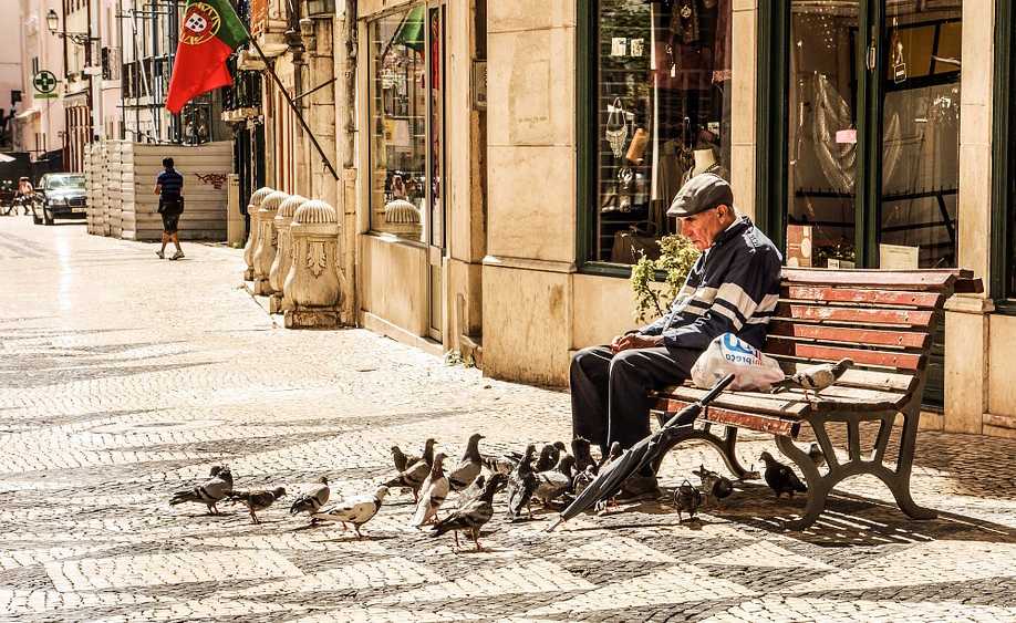 65 yaş üstüne sokağa çıkma yasağı getirildi